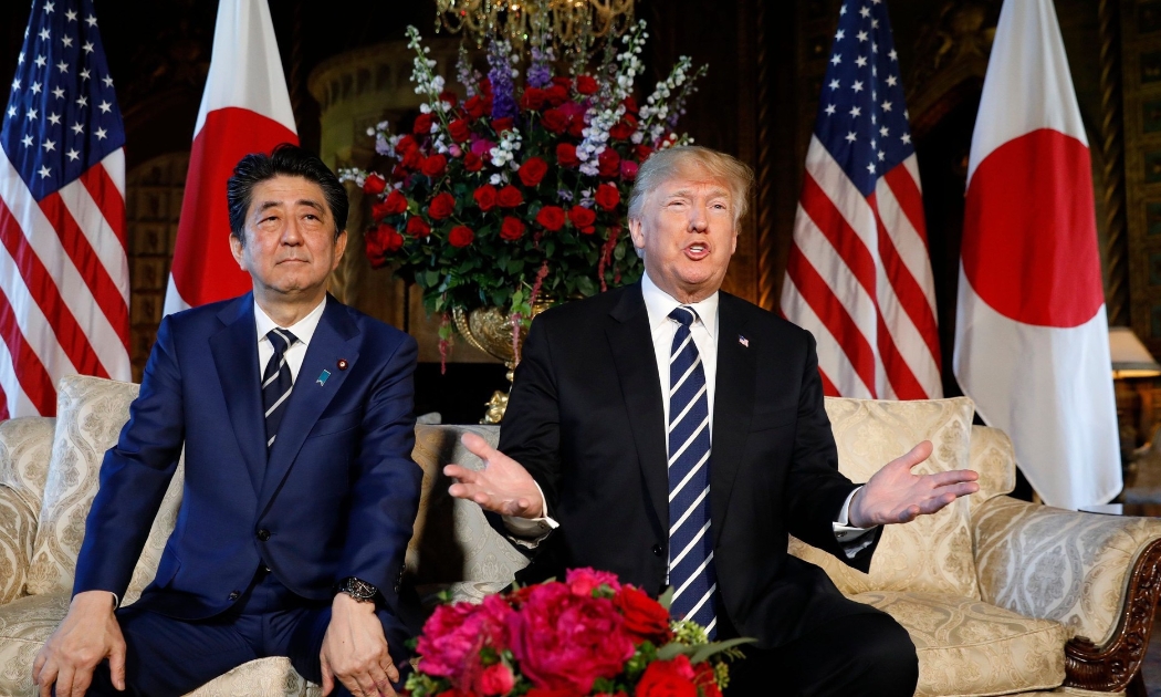Tổng thống Mỹ Donald Trump (phải) và Thủ tướng Nhật Bản Shinzo Abe tại Mar-a-Lago, Florida, ngày 17/4 - Ảnh: Reuters.