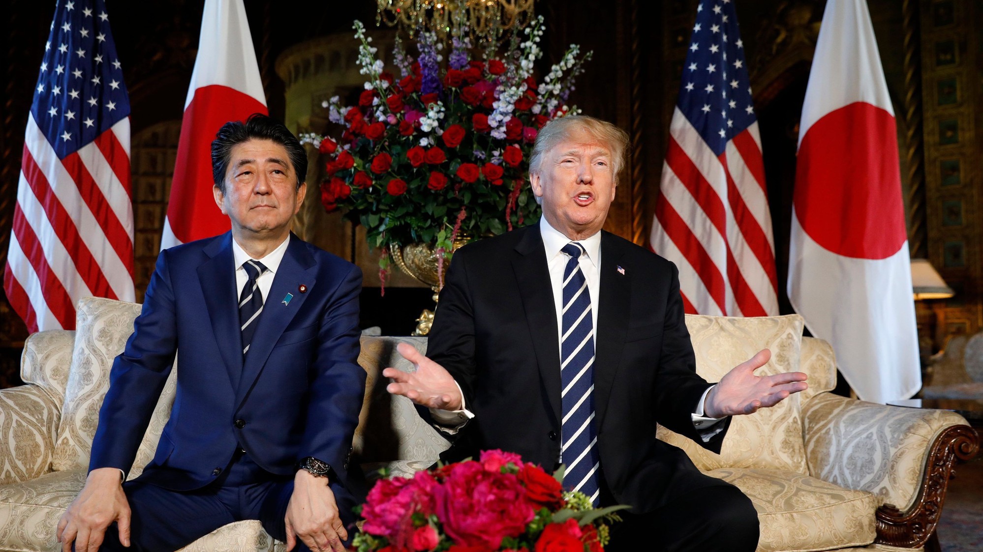 Tổng thống Mỹ Donald Trump (phải) và Thủ tướng Nhật Bản Shinzo Abe tại Mar-a-Lago, Florida, ngày 17/4 - Ảnh: Reuters.