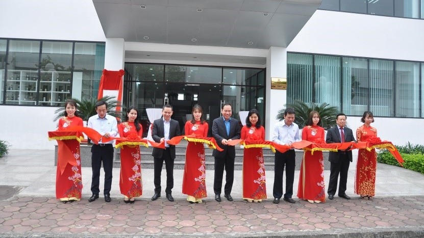 Lãnh đạo Công đoàn Công Thương và Habeco cắt băng khánh thành "Dự án nghiên cứu và phát triển sản phẩm".