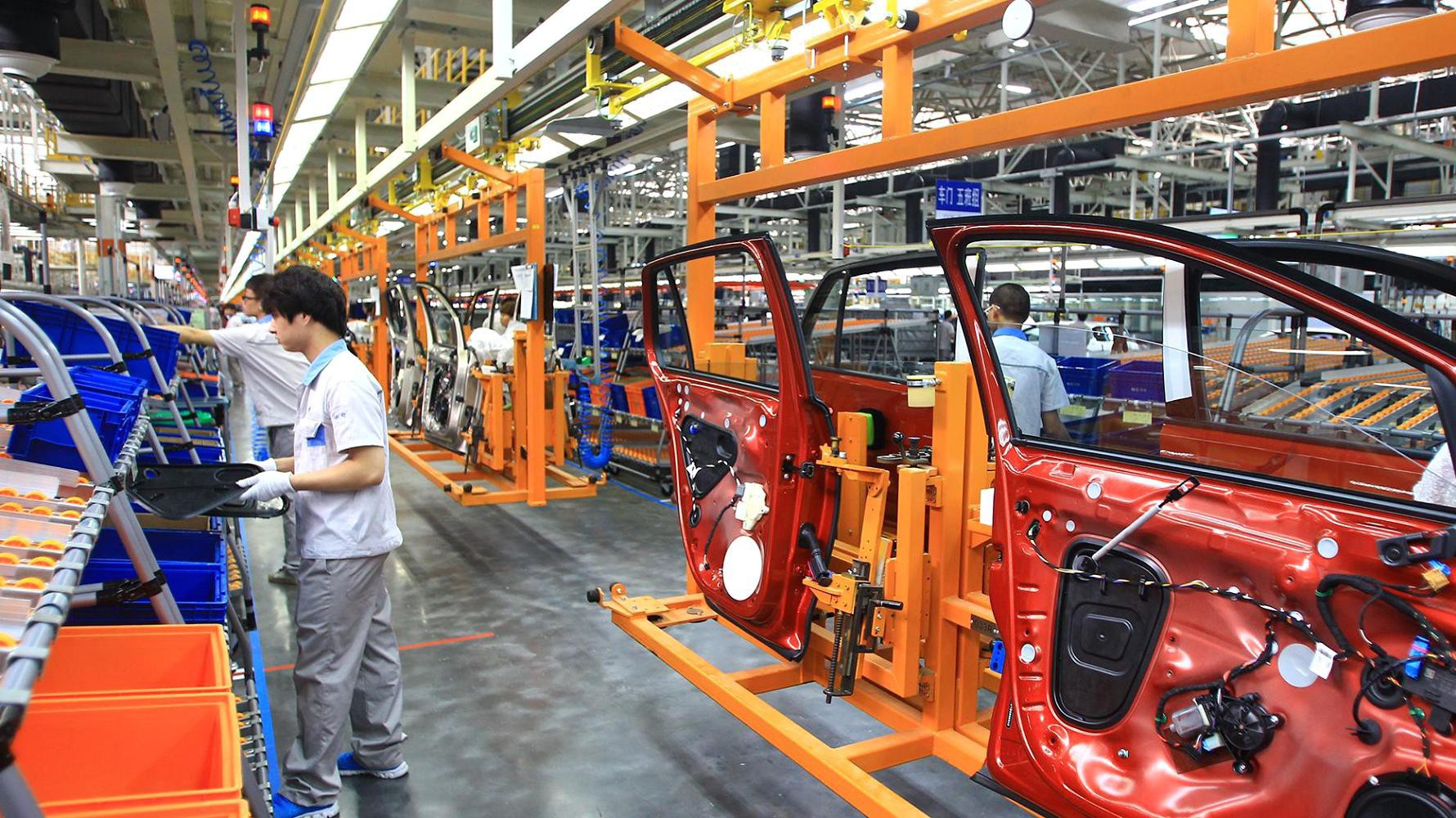 Bên trong một nhà máy sản xuất ôtô liên doanh FAW-Volkswagen ở Phật Sơn, Trung Quốc, tháng 9/2013 - Ảnh: Getty/CNBC.