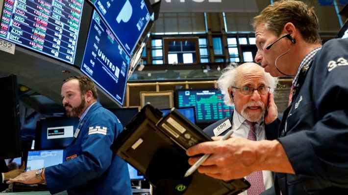 Các nhà giao dịch cổ phiếu trên sàn NYSE ở New York, Mỹ - Ảnh: Reuters.