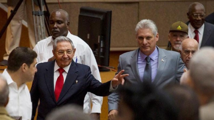Ông Raul Castro (giữa, trái) và ông Miguel Diaz-Canel (giữa, phải) tại một phiên họp của Quốc hội Cuba ở Havana hôm 18/8 - Ảnh: Reuters.