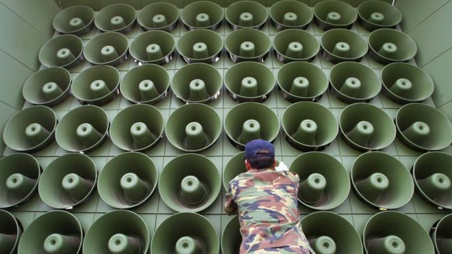 Một dàn loa tuyên truyền của Hàn Quốc ở biên giới với Triều Tiên - Ảnh: Getty/BBC.