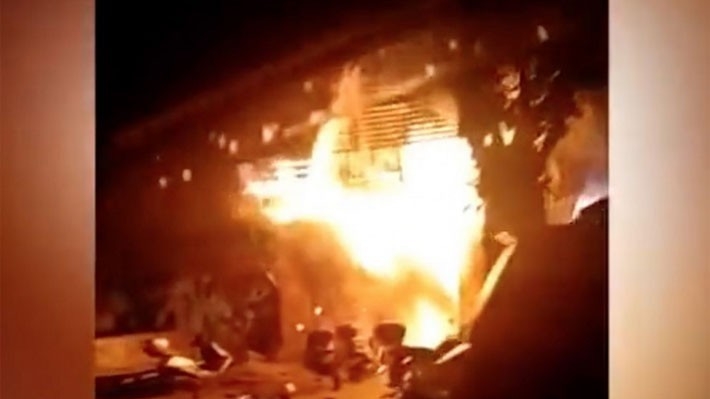 Quán karaoke bị cháy ở Thanh Viễn, Quảng Đông, Trung Quốc ngày 23/4 - Ảnh: QQ/SCMP.