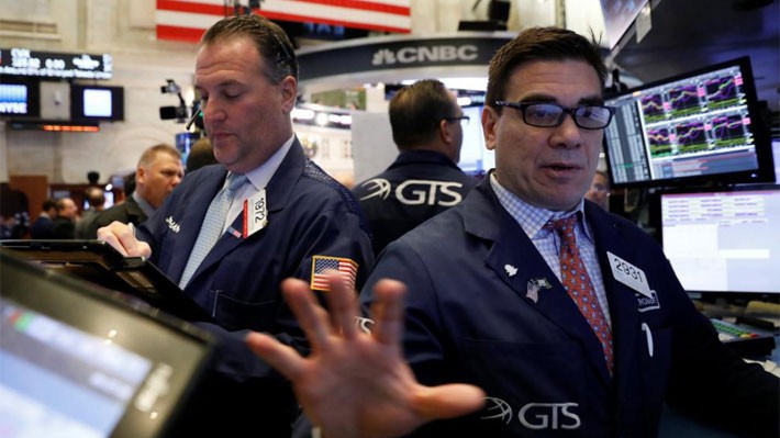 Các nhà giao dịch cổ phiếu trên sàn NYSE ở New York, Mỹ - Ảnh: Reuters.