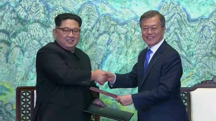 Nhà lãnh đạo Triều Tiên Kim Jong Un (trái) và Tổng thống Hàn Quốc Moon Jae-in trong cuộc gặp thượng đỉnh ngày 27/4 - Ảnh: Reuters.