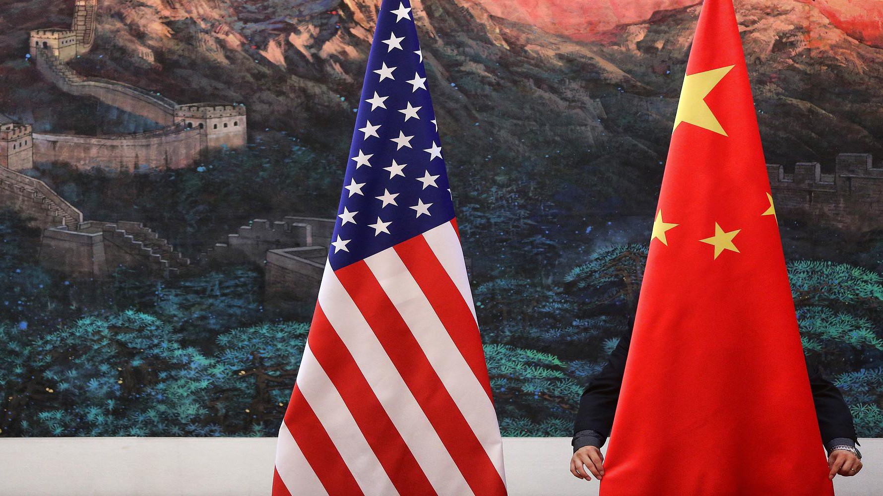 Căng thẳng giữa hai nền kinh tế lớn nhất thế giới tăng cao trong những tháng gần đây sau khi hai bên lần lượt dọa áp thuế mạnh tay lên nhiều tỷ USD hàng hóa của nhau - Ảnh: Getty/CNBC.