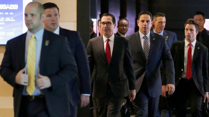 Bộ trưởng Bộ Tài chính Mỹ Steven Mnuchin cùng các quan chức Mỹ bước ra khỏi một khách sạn ở Bắc Kinh, Trung Quốc ngày 3/5 - Ảnh: Reuters.