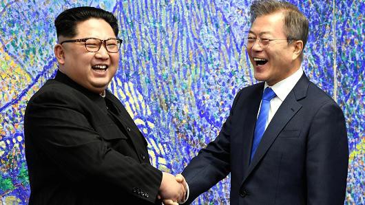 Nhà lãnh đạo Triều Tiên Kim Jong Un (trái) và Tổng thống Hàn Quốc Moon Jae-in trong cuộc gặp ở Bàn Môn Điếm hôm 27/4 - Ảnh: Reuters.