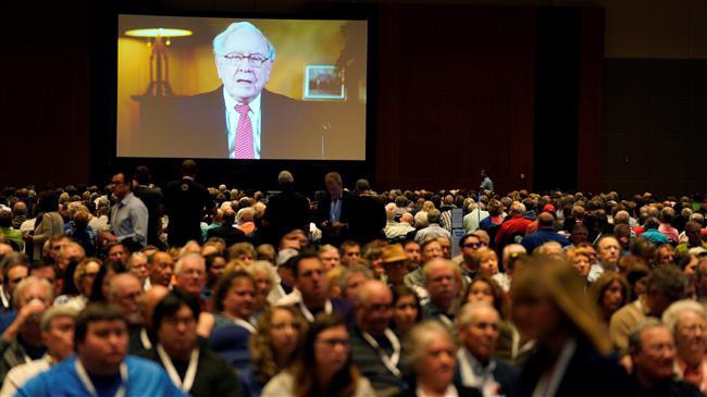 Một màn hình phát trực tiếp bài phát biểu của Warren Buffett tại đại hội cổ đông thường niên 2018 của tập đoàn Berkshire Hathaway ở Ohama, Nebraska, Mỹ, hôm 5/5 - Ảnh: Reuters.