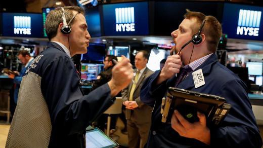 Các nhà giao dịch cổ phiếu trên sàn NYSE ở New York, Mỹ - Ảnh: Reuters.