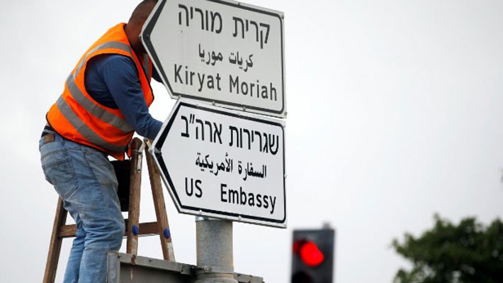 Biển chỉ đường đến đại sứ quán Mỹ được dựng lên ở Jerusalem ngày 7/5 - Ảnh: Reuters.
