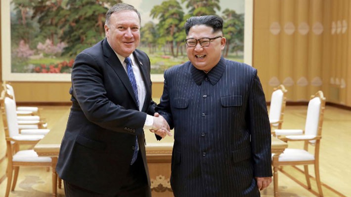 Ngoại trưởng Mỹ Mike Pompeo (trái) và nhà lãnh đạo Triều Tiên Kim Jong Un trong cuộc gặp tại Bình Nhưỡng ngày 9/5 - Ảnh: KCNA/Reuters.
