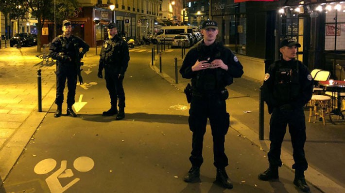 Cảnh sát Pháp tại hiện trường vụ tấn công bằng dao ở Paris hôm thứ Bảy - Ảnh: Reuters.