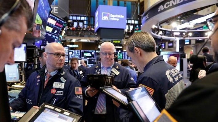 Các nhà giao dịch cổ phiếu trên sàn NYSE ở New York, Mỹ - Ảnh: Reuters.