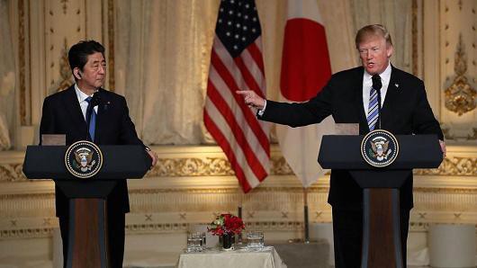 Thủ tướng Nhật Bản Shinzo Abe (trái) và Tổng thống Mỹ Donald Trump - Ảnh: Getty/CNBC.