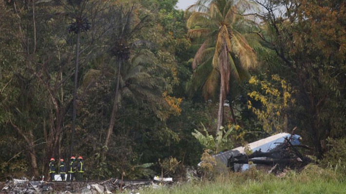 Các nhân viên cứu hộ bên mảnh vỡ của chiếc máy bay rơi ở CUba ngày 18/5 - Ảnh: Reuters.