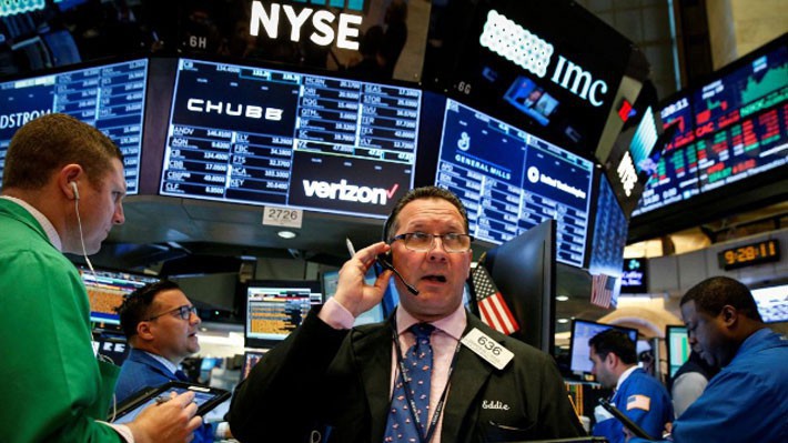 Các nhà giao dịch cổ phiếu trên sàn NYSE ở New York, Mỹ, ngày 18/5 - Ảnh: Reuters.