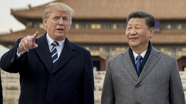 Tổng thống Mỹ Donald Trump (trái) và Chủ tịch Trung Quốc Tập Cận Bình thăm Tử Cấm Thành ở Bắc Kinh, tháng 11/2017 - Ảnh: AP.