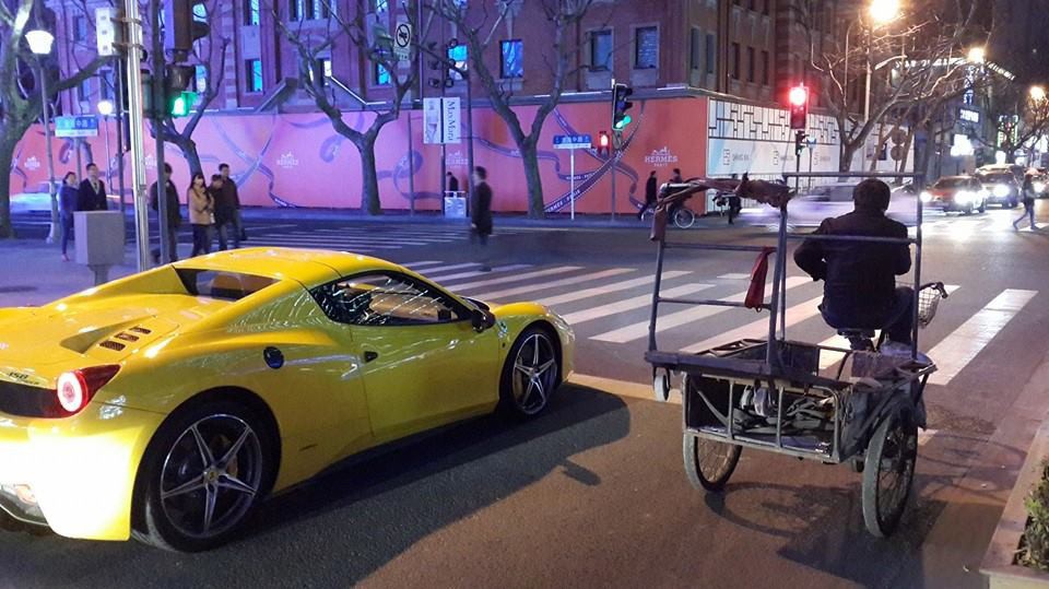 Siêu xe và xe ba gác trên đường phố ở Thượng Hải, Trung Quốc.