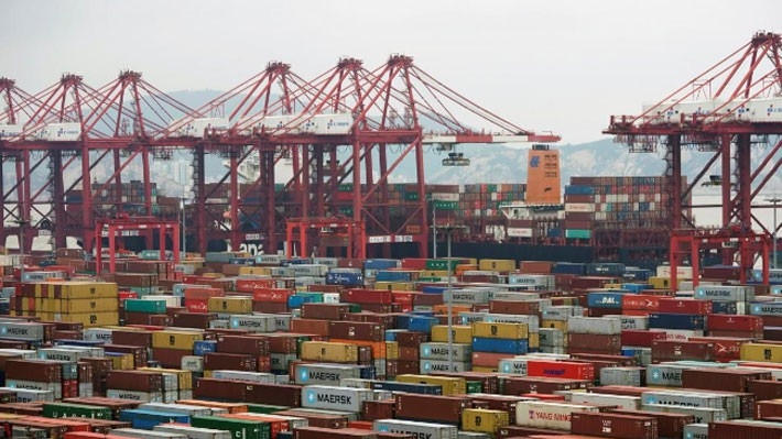 Những container hàng hóa tại cảng nước sâu Yangshan ở Thượng Hải, Trung Quốc - Ảnh: Reuters.