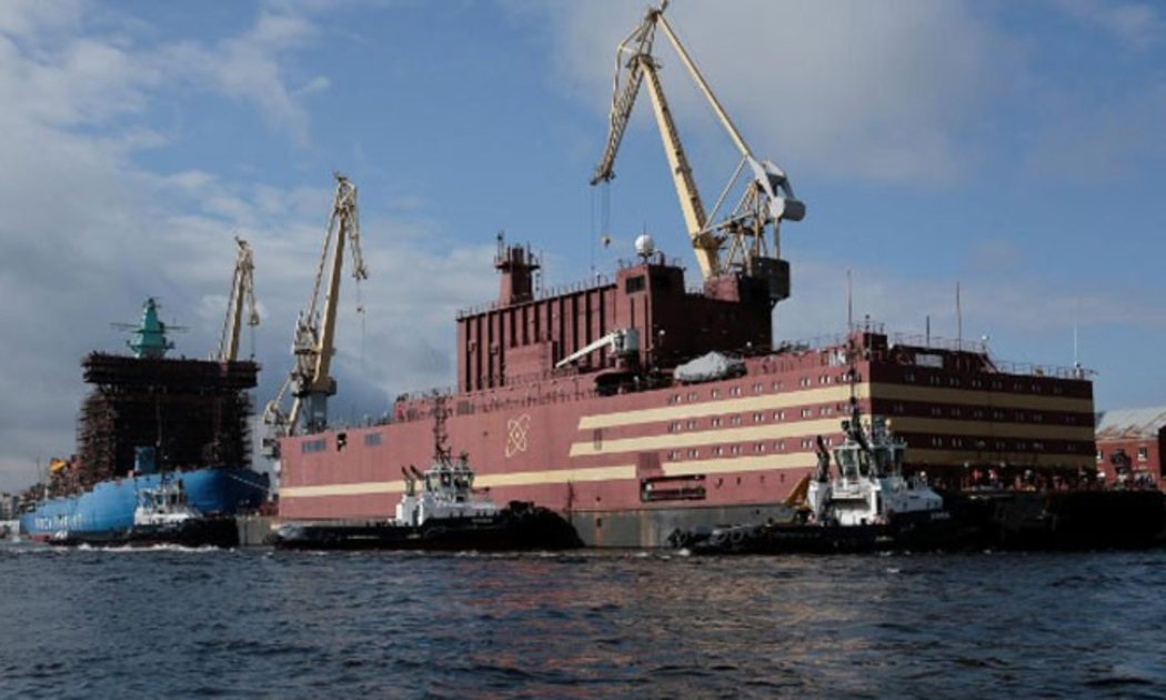 Nhà máy điện hạt nhân nổi Akademik Lomonosov ở St. Petersburg hôm 28/4 - Ảnh: Reuters.