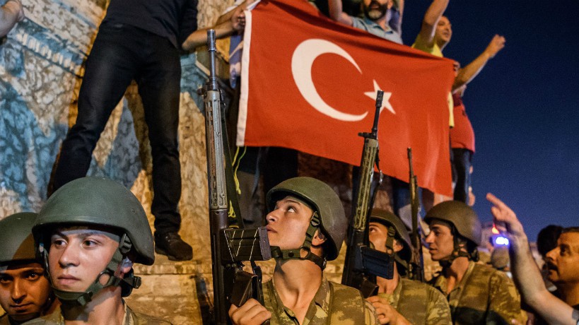 Trong vụ đảo chính bất thành cách đây gần 2 năm, các binh sỹ nổi dậy đã tìm cách lật đổ Chính phủ trong đêm - Ảnh: Foreign Policy.