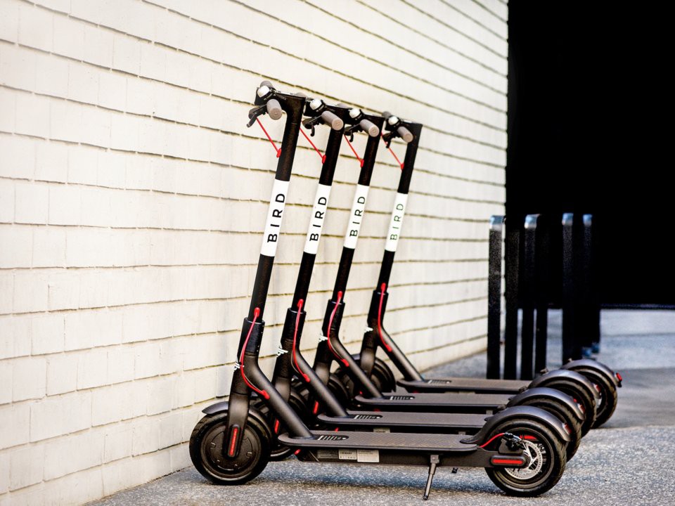 Cựu nhân viên Uber lập startup chia sẻ scooter điện trị giá tỷ USD - Ảnh 1.