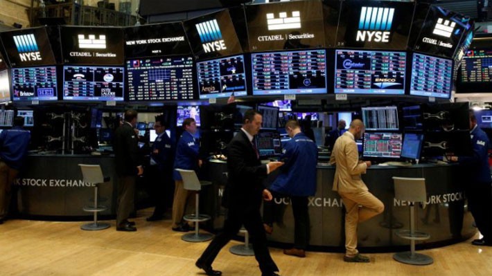 Các nhà giao dịch cổ phiếu trên sàn NYSE ở New York, Mỹ - Ảnh: Reuters.