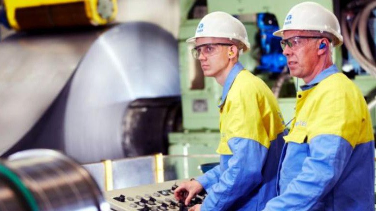 Công nhân trong một nhà máy thép ở châu Âu.