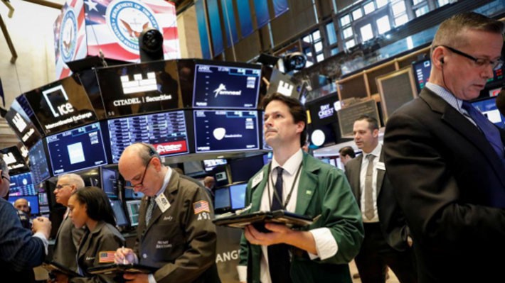 Các nhà giao dịch cổ phiếu trên sàn NYSE ở New York, Mỹ - Ảnh: Reuters.