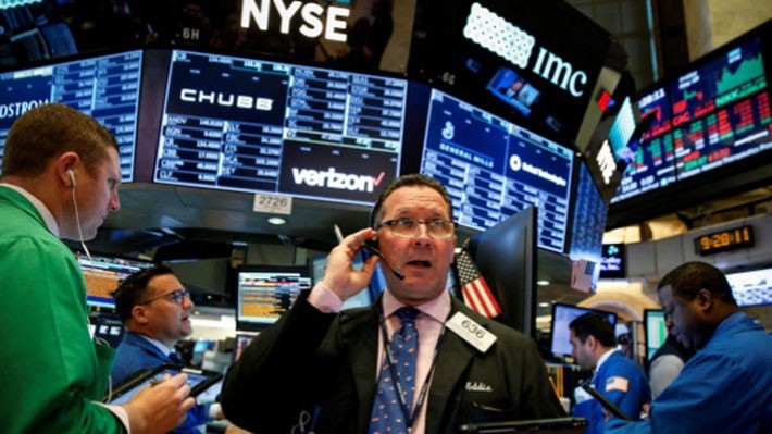 Các nhà giao dịch cổ phiếu trên sàn NYSE ở New York, Mỹ - Ảnh: Reuters.