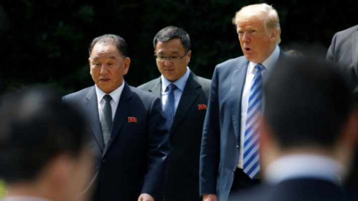 Tướng Triều Tiên Kim Yong Chol (trái) và Tổng thống Mỹ Donald Trump trong cuộc gặp tại Nhà Trắng ngày 1/6 - Ảnh: Reuters.