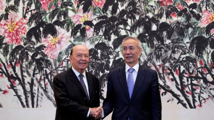 Bộ trưởng Bộ Thương mại Mỹ Wilbur Ross (trái) và Phó thủ tướng Trung Quốc Lưu Hạc tại Bắc Kinh ngày 3/6 - Ảnh: Reuters.