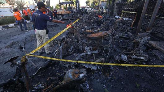 Hiện trường vụ đánh bom tự sát tại một nhà thờ ở Surabaya, Indonesia hôm 13/5 - Ảnh: CNBC.