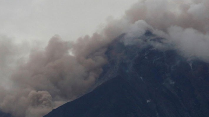 Cột khói dày đặc bốc lên từ miệng núi lửa Fuego của Guatemala ngày 3/6 - Ảnh: Reuters.