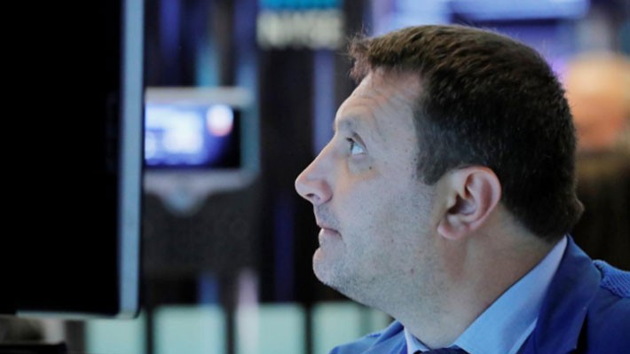 Một nhà giao dịch cổ phiếu trên sàn NYSE ở New York hôm 4/6 - Ảnh: Reuters.