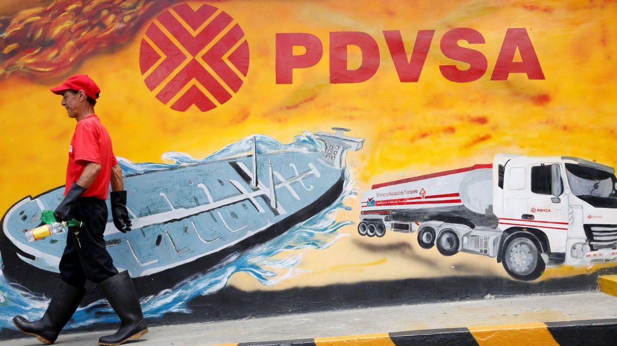 Sản lượng dầu lửa của Venezuela đang giảm mạnh - Ảnh: Reuters.