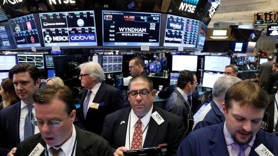 Các nhà giao dịch cổ phiếu trên sàn NYSE ở New York, Mỹ - Ảnh: Reuters.