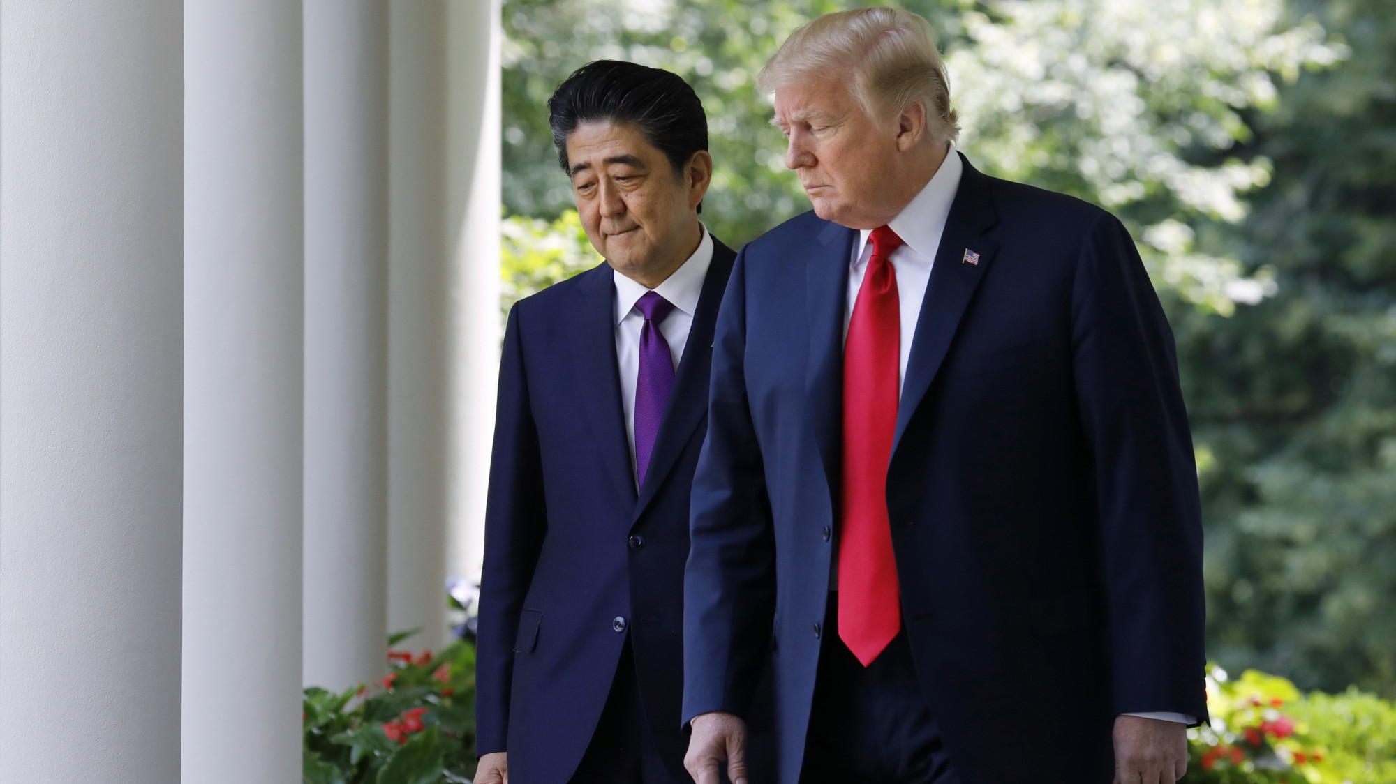 Thủ tướng Nhật Bản Shinzo Abe (trái) và Tổng thống Mỹ Donald Trump tại Nhà Trắng ngày 7/6 - Ảnh: Reuters.