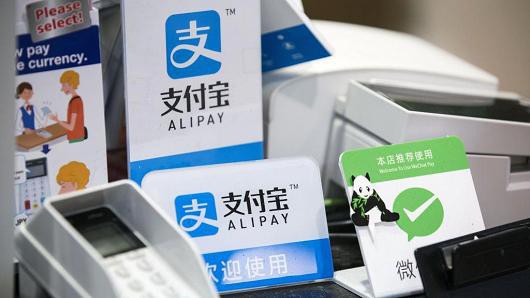 Ứng dụng Alipay của Ant Financial chiếm một tỷ trọng lớn trong thanh toán trực tuyến ở Trung Quốc, trong bối cảnh quốc gia đông dân nhất thế giới ngày càng giảm sử dụng tiền mặt trong các thanh toán hàng ngày - Ảnh: Bloomberg.