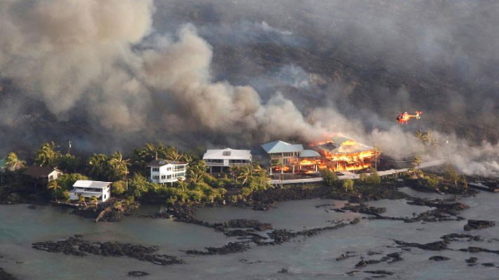 Nhà cửa trên đảo Hawaii bị dòng nham thạch núi lửa phá hủy ngày 5/6 - Ảnh: Reuters.