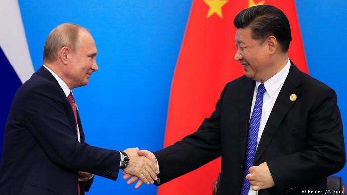 Tổng thống Nga Vladimir Putin (trái) và Chủ tịch Trung Quốc Tập Cận Bình tại thượng đỉnh SCO ở Thanh Đảo ngày 10/6 - Ảnh: Reuters.