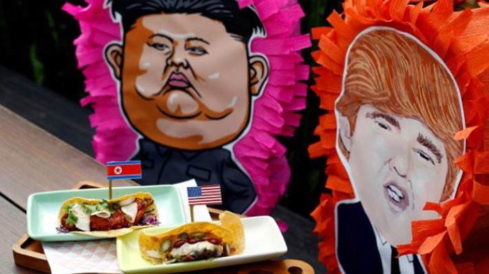 Một món bánh mang chủ đề thượng đỉnh Mỹ-Triều trong một nhà hàng ở Singapore - Ảnh: Reuters.