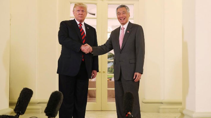 Tổng thống Mỹ Donald Trump (trái) gặp Thủ tướng Singapore Lý Hiển Long ngày 11/6 - Ảnh: Reuters.