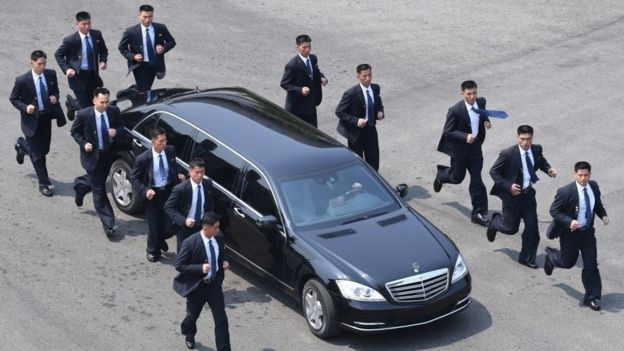 Các vệ sỹ hộ tống xe limousine của ông Kim Jong Un ở Singapore - Ảnh: Getty/CNBC.