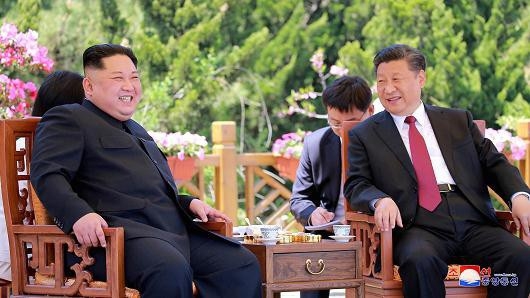 Nhà lãnh đạo Triều Tiên Kim Jong Un (trái) và Chủ tịch Trung Quốc Tập Cận Bình trong cuộc gặp tại Đại Liên, Trung Quốc - Ảnh: KCNA/CNBC.