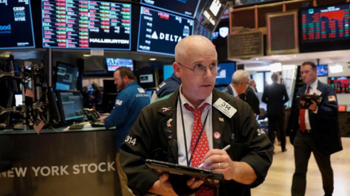 Một nhà giao dịch cổ phiếu trên sàn NYSE ở New York - Ảnh: Reuters.