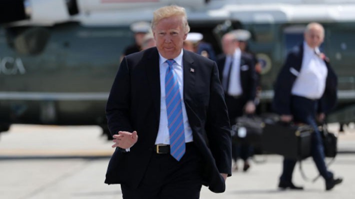 Tổng thống Mỹ Donald Trump chuẩn bị lên chuyên cơ Không lực 1 để bay từ Quebec, Canada tới Singapore hôm 9/6 - Ảnh: Reuters.