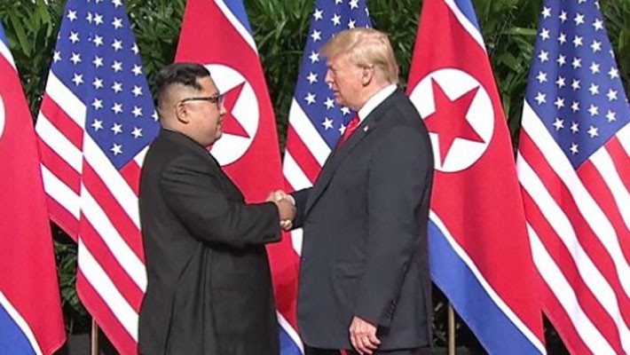 Hai ông Trump và Kim Jong Un bắt tay, bước vào cuộc gặp thượng đỉnh - Ảnh 1.